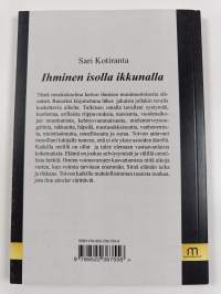 Ihminen isolla ikkunalla