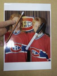 Marko Kiprusoff &amp; Saku Koivu - Montreal Canadiens - show off their new jerseys, 31.8.1995 - AP Photo, Ryan Remiorz -virallinen pressikuva