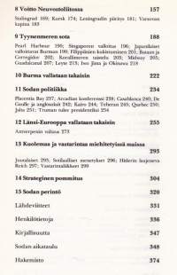Maailma sodassa, 1974. 1. painos. 65 liitekuvaa, 26 karttaa. (sota, sotahistoria)