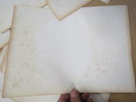 Paperiarkkeja / kirjan sivuja vuodelta 1807, merkitty vesileimalla &quot;W&quot;, todennäköisesti jonkin saksalaisen valmistajan tuotantoa, painamattomia