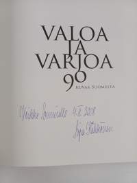 Valoa ja varjoa : 90 kuvaa Suomesta (signeerattu)
