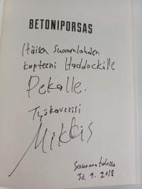 Betoniporsas (signeerattu, tekijän omiste)