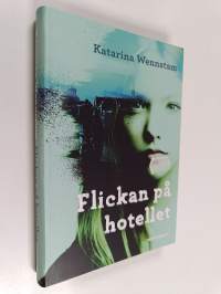 Flickan på hotellet : ett fall för Alex Skarp