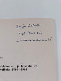 Lainvalmistelukunnan ja oikeusministeriön lainvalmisteluosaston vaiheita 1884-1984 (signeerattu, tekijän omiste)