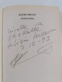 Kolme miestä Toyotassa (signeerattu, tekijän omiste)