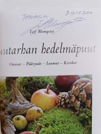 Puutarhan hedelmäpuut : omenat, päärynät, luumut, kirsikat (signeerattu, tekijän omiste)