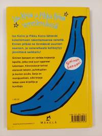 Iso koira ja pikku koira veneilemässä