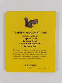Lapsi leikkikentällä