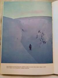 Sinisen lumen maa - Pakinointia SFS-retkikunnan Huippuvuorten kokemuksista 1957-58
