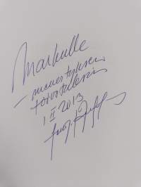 Toimitusjohtaja suojelusenkelinä ja muita valittuja paloja (signeerattu, tekijän omiste)