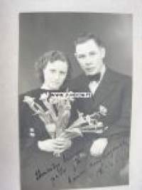 Ilmestyskirjan peto ja hänen kesyttäjänsä 12.4.1943 -valokuva