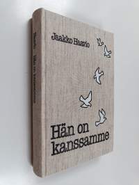 Hän on kanssamme : hartauskirja vuoden joka päivälle