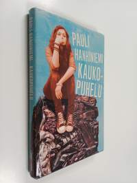 Kaukopuhelu : romaani