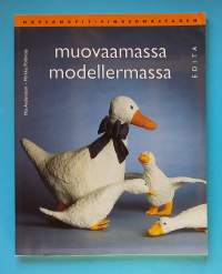 Näpsänäpit muovaamassa modellermassa.  (Muovailu, askartelu, koristeet)