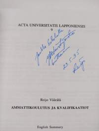 Ammattikoulutus ja kvalifikaatiot (signeerattu, tekijän omiste)