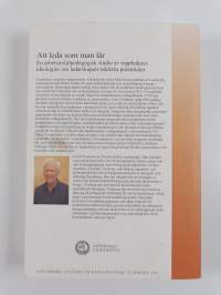 Att leda som man lär : en arbetsmiljöpedagogisk studie av toppledares ideologier om ledarskapets taktiska potentialer
