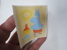 Muumi (Tove Jansson piirtänyt) -siirtokuva 1950-luvulta, Vaasan Saippuatehdas Oy:n lisenssillä käyttämä Muumihahmo kyntilöissään, valmistanut Kromipaino Oy - Moomin