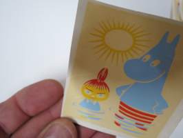 Muumi (Tove Jansson piirtänyt) -siirtokuva 1950-luvulta, Vaasan Saippuatehdas Oy:n lisenssillä käyttämä Muumihahmo kyntilöissään, valmistanut Kromipaino Oy - Moomin