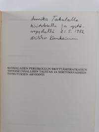 Suomalaisen peruskoulun eriyttämisratkaisun yhteiskunnallisen taustan ja siirtymävaiheen toteutuksen arviointi (signeerattu, tekijän omiste)