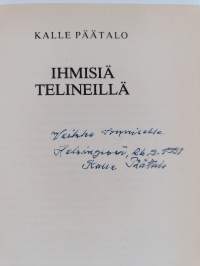 Ihmisiä telineillä (signeerattu, tekijän omiste)