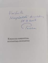 Kirjailija kirjoittaa, kustantaja kustantaa (signeerattu, tekijän omiste)