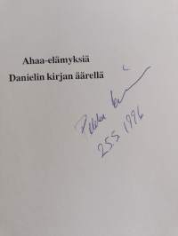 Ahaa-elämyksiä Danielin kirjan äärellä : selityksiä Danielin kirjaan (signeerattu)