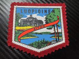 Luopioinen Aitoo -kangasmerkki / matkailumerkki / hihamerkki / badge -pohjaväri Punainen