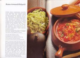 Makujen maailma - Kevyttä ja terveellistä, 1991. Monipuolinen keittokirja, jonka teemana on kevyt on maukasta ruoanlaitossa.