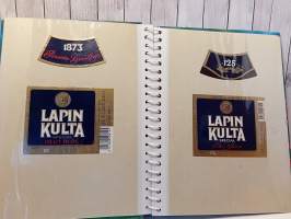 Olutpullo etikettejä kansiossa