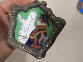 Napapiiri - Polarkreis - The Arctic Circle -auton keulamerkki, emaloitu -car tour badge