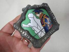 Napapiiri - Polarkreis - The Arctic Circle -auton keulamerkki, emaloitu -car tour badge