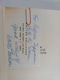 Ombudsmen and others : citizens&#039; protectors in nine countries (signeerattu, tekijän omiste)