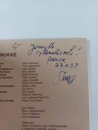 Posliininukke (signeerattu, tekijän omiste)