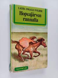 Hopeajärven rannalla