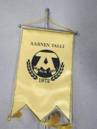 Aarnen Talli -standaari / pöytälippu / pöytäviiri, sisältää jalan ja tangon
