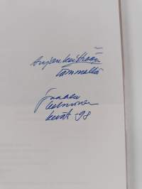 Ruokaa luonnonhelmassa ja ulkouunin lämmössä (signeerattu, tekijän omiste)