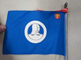 Varsinais-Suomen Sotaveteraanipiiri ry -standaari / pöytälippu / pöytäviiri, sisältää jalan ja tangon