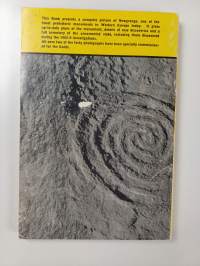Illustrated Guide to Newgrange : With plans, maps and forty photographs