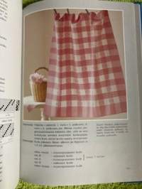 Valkoista ja pastellia, kaunista kangaspuilla.
