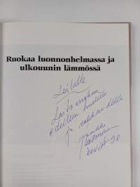 Ruokaa luonnonhelmassa ja ulkouunin lämmössä (signeerattu, tekijän omiste)
