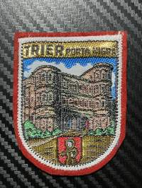 Trier Porta Nigra -kangasmerkki / matkailumerkki / hihamerkki / badge -pohjaväri punainen