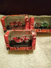 Moto Guzzi 1:32  pienoismalleja 3 kpl keräilyyn v. 2005