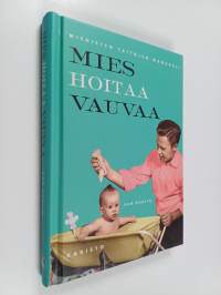 Mies hoitaa vauvaa