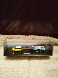 Mini Cooper + vene  , pienoismalli 1:72 keräilyyn
