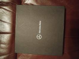 Mercedes Benz  lahjapakkaus  USB-TIKKU, KYNÄ, AVAIMENPERÄ Alkuperäisessä lahjapakkauksessa