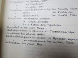 Helsingin Musiikkiopiston vuosikertomus vuodelta 1912-1913, oppilaslistat mm. opettajan Ilmari Hannikainen, oppilaina Jorma &amp; Kirsti Gallen-Kallela
