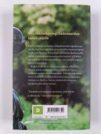 Kadonneet ja kuolleet : Ruth Galloway -mysteeri
