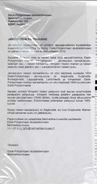 Paperinuket  Liisa ja Juho .   Pituus poika 25cm, tyttö 24 cm. Paketissa on kolme muuta asunvaihtoehtoa . Sekä kaikki  asut kuvattuna  . pienoiskoossa