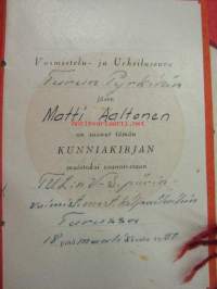 Voimisteluseurojen kunniakirjoja 9 kpl; Matti Aaltonen (7 kpl) &amp; Kaino Lempinen (1 kpl), Olli Hurme (1 kpl), Turun Pyrkivä