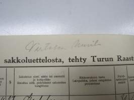 Ote sakkoluettelosta, 4.12.1942 koululainen Irma Elina Virtanen &quot;Ulkosalla liikkuminen kiellettyyn aikaan ilman lupatodistusta&quot; 30 päiväsakko yht. 150 mk -asiakirja